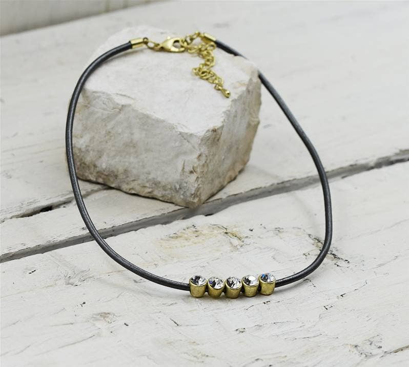 Short leather necklace with a row of 5 crystals