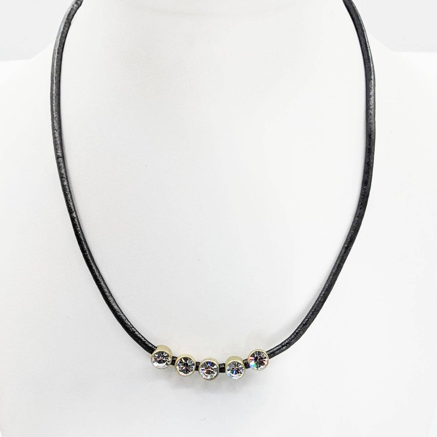 Short leather necklace with a row of 5 crystals